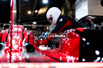 2024-06-13 - Porsche Penske Motorsport mecaniciens, mechanics during the Free Practice 4 of the 2024 24 Hours of Le Mans, 4th round of the 2024 FIA World Endurance Championship, on the Circuit des 24 Heures du Mans, on June 13, 2024 in Le Mans, France - 24 HEURES DU MANS 2024 - THURSDAY - FREE PRACTICE 4 - ENDURANCE - MOTORS