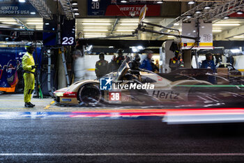 2024-06-13 - 38 RASMUSSEN Oliver (dnk), HANSON Philip (gbr), BUTTON Jenson (gbr), Hertz Team Jota, Porsche 963 #38, Hypercar, FIA WEC, pitlane, during the Free Practice 4 of the 2024 24 Hours of Le Mans, 4th round of the 2024 FIA World Endurance Championship, on the Circuit des 24 Heures du Mans, on June 13, 2024 in Le Mans, France - 24 HEURES DU MANS 2024 - THURSDAY - FREE PRACTICE 4 - ENDURANCE - MOTORS