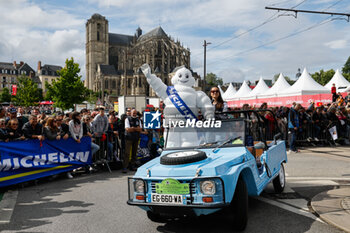 2024-06-14 - Bibendum, Bonhomme Michelin, portrait, Bib during the Grande Parade des Pilotes of the 2024 24 Hours of Le Mans, 4th round of the 2024 FIA World Endurance Championship, on the Circuit des 24 Heures du Mans, on June 14, 2024 in Le Mans, France - 24 HEURES DU MANS 2024 - PARADE - ENDURANCE - MOTORS