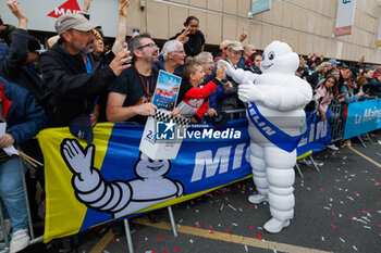 2024-06-14 - Bibendum, Bonhomme Michelin, portrait, Bib during the Grande Parade des Pilotes of the 2024 24 Hours of Le Mans, 4th round of the 2024 FIA World Endurance Championship, on the Circuit des 24 Heures du Mans, on June 14, 2024 in Le Mans, France - 24 HEURES DU MANS 2024 - PARADE - ENDURANCE - MOTORS