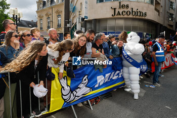 2024-06-14 - Bibendum, Bonhomme Michelin, portrait, Bib during the Grande Parade des Pilotes of the 2024 24 Hours of Le Mans, 4th round of the 2024 FIA World Endurance Championship, on the Circuit des 24 Heures du Mans, on June 14, 2024 in Le Mans, France - 24 HEURES DU MANS 2024 - PARADE - ENDURANCE - MOTORS