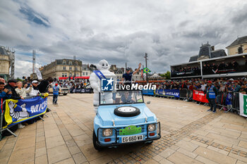 2024-06-14 - Bibendum, Bonhomme Michelin, portrait, Bib during the Grande Parade des Pilotes of the 2024 24 Hours of Le Mans, 4th round of the 2024 FIA World Endurance Championship, on the Circuit des 24 Heures du Mans, on June 14, 2024 in Le Mans, France - 24 HEURES DU MANS 2024 - PARADE - ENDURANCE - MOTORS