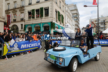 2024-06-14 - Bibendum, Bonhomme Michelin, portrait, Bib during the Grande Parade des Pilotes of the 2024 24 Hours of Le Mans, 4th round of the 2024 FIA World Endurance Championship, on the Circuit des 24 Heures du Mans, on June 14, 2024 in Le Mans, France - 24 HEURES DU MANS 2024 - PARADE - ENDURANCE - MOTORS