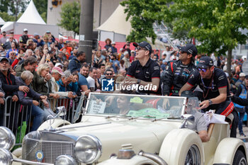 2024-06-14 - 04 JAMINET Mathieu (fra), NASR Felipe (bra), TANDY Nick (gbr), Porsche Penske Motorsport, Porsche 963 #04, Hypercar, portrait during the Grande Parade des Pilotes of the 2024 24 Hours of Le Mans, 4th round of the 2024 FIA World Endurance Championship, on the Circuit des 24 Heures du Mans, on June 14, 2024 in Le Mans, France - 24 HEURES DU MANS 2024 - PARADE - ENDURANCE - MOTORS