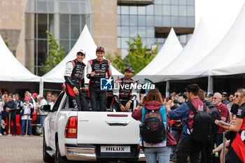 2024-06-14 - 08 BUEMI Sébastien (swi), HARTLEY Brendon (nzl), HIRAKAWA Ryo (jpn), Toyota Gazoo Racing, Toyota GR010 - Hybrid #08, Hypercar, FIA WEC, portrait, during the Grande Parade des Pilotes of the 2024 24 Hours of Le Mans, 4th round of the 2024 FIA World Endurance Championship, on the Circuit des 24 Heures du Mans, on June 14, 2024 in Le Mans, France - 24 HEURES DU MANS 2024 - PARADE - ENDURANCE - MOTORS