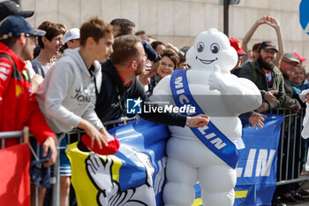 2024-06-14 - Bibendum, Bonhomme Michelin, portrait, Bib during the Grande Parade des Pilotes of the 2024 24 Hours of Le Mans, 4th round of the 2024 FIA World Endurance Championship, on the Circuit des 24 Heures du Mans, on June 14, 2024 in Le Mans, France - 24 HEURES DU MANS 2024 - PARADE - ENDURANCE - MOTORS