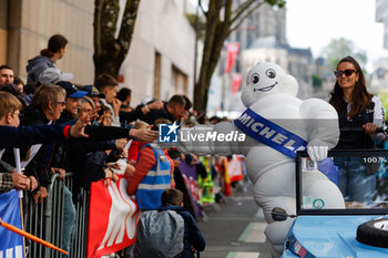 2024-06-14 - Bibendum, Bonhomme Michelin, portrait, Bib during the Grande Parade des Pilotes of the 2024 24 Hours of Le Mans, 4th round of the 2024 FIA World Endurance Championship, on the Circuit des 24 Heures du Mans, on June 14, 2024 in Le Mans, France - 24 HEURES DU MANS 2024 - PARADE - ENDURANCE - MOTORS