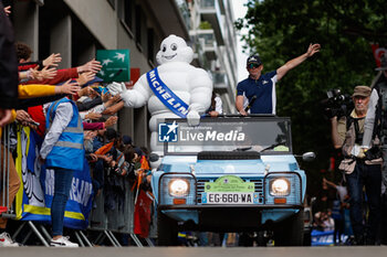 2024-06-14 - Bibendum, Bonhomme Michelin, portrait, Bib during the Grande Parade des Pilotes of the 2024 24 Hours of Le Mans, 4th round of the 2024 FIA World Endurance Championship, on the Circuit des 24 Heures du Mans, on June 14, 2024 in Le Mans, France - 24 HEURES DU MANS 2024 - PARADE - ENDURANCE - MOTORS