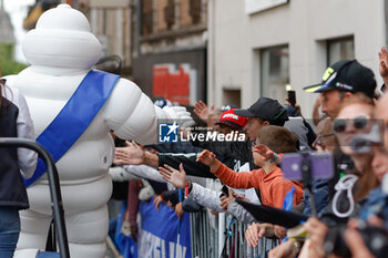 2024-06-14 - Bibendum, Bonhomme Michelin, portrait, Bib during the Grande Parade des Pilotes of the 2024 24 Hours of Le Mans, 4th round of the 2024 FIA World Endurance Championship, on the Circuit des 24 Heures du Mans, on June 14, 2024 in Le Mans, France - 24 HEURES DU MANS 2024 - PARADE - ENDURANCE - MOTORS