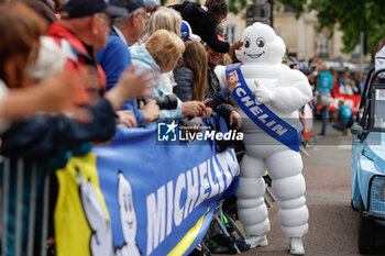 2024-06-14 - Bibendum, Bonhomme Michelin, portrait, Bib during the Grande Parade des Pilotes of the 2024 24 Hours of Le Mans, 4th round of the 2024 FIA World Endurance Championship, on the Circuit des 24 Heures du Mans, on June 14, 2024 in Le Mans, France - 24 HEURES DU MANS 2024 - PARADE - ENDURANCE - MOTORS