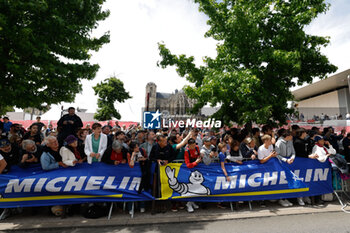 2024-06-14 - foule, crowd, during the Grande Parade des Pilotes of the 2024 24 Hours of Le Mans, 4th round of the 2024 FIA World Endurance Championship, on the Circuit des 24 Heures du Mans, on June 14, 2024 in Le Mans, France - 24 HEURES DU MANS 2024 - PARADE - ENDURANCE - MOTORS