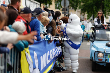 2024-06-14 - Bibendum, Bonhomme Michelin, portrait, Bib during the Grande Parade des Pilotes of the 2024 24 Hours of Le Mans, 4th round of the 2024 FIA World Endurance Championship, on the Circuit des 24 Heures du Mans, on June 14, 2024 in Le Mans, France - 24 HEURES DU MANS 2024 - PARADE - ENDURANCE - MOTORS