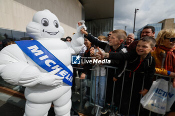 2024-06-14 - Bibendum, Bonhomme Michelin, portrait, Bib during the Grande Parade des Pilotes of the 2024 24 Hours of Le Mans, 4th round of the 2024 FIA World Endurance Championship, on the Circuit des 24 Heures du Mans, on June 14, 2024 in Le Mans, France - 24 HEURES DU MANS 2024 - PARADE - ENDURANCE - MOTORS