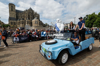 2024-06-14 - Bibendum, Bonhomme Michelin, portrait, Bib during the Grande Parade des Pilotes of the 2024 24 Hours of Le Mans, 4th round of the 2024 FIA World Endurance Championship, on the Circuit des 24 Heures du Mans, on June 14, 2024 in Le Mans, France - 24 HEURES DU MANS 2024 - PARADE - ENDURANCE - MOTORS