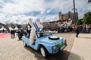 2024-06-14 - Bibendum, Bonhomme Michelin, portrait, Bib during the Grande Parade des Pilotes of the 2024 24 Hours of Le Mans, 4th round of the 2024 FIA World Endurance Championship, on the Circuit des 24 Heures du Mans, on June 14, 2024 in Le Mans, France - 24 HEURES DU MANS 2024 - PARADE - ENDURANCE - MOTORS