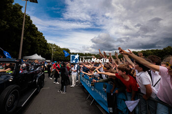 2024-06-14 - Alpine Endurance Team during the Grande Parade des Pilotes of the 2024 24 Hours of Le Mans, 4th round of the 2024 FIA World Endurance Championship, on the Circuit des 24 Heures du Mans, on June 14, 2024 in Le Mans, France- Photo Germain Hazard / DPPI - 24 HEURES DU MANS 2024 - PARADE - ENDURANCE - MOTORS