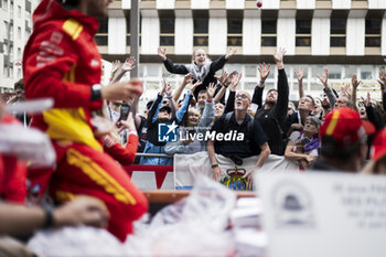 2024-06-14 - Ambiance during the Grande Parade des Pilotes of the 2024 24 Hours of Le Mans, 4th round of the 2024 FIA World Endurance Championship, on the Circuit des 24 Heures du Mans, on June 14, 2024 in Le Mans, France - 24 HEURES DU MANS 2024 - PARADE - ENDURANCE - MOTORS