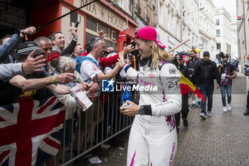 2024-06-14 - BOVY Sarah (bel), Iron Dames, Lamborghini Huracan GT3 Evo2 #85, LM GT3, FIA WEC, portrait during the Grande Parade des Pilotes of the 2024 24 Hours of Le Mans, 4th round of the 2024 FIA World Endurance Championship, on the Circuit des 24 Heures du Mans, on June 14, 2024 in Le Mans, France - 24 HEURES DU MANS 2024 - PARADE - ENDURANCE - MOTORS