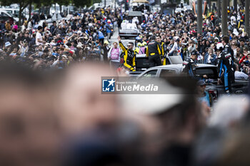 2024-06-14 - 44 HARTSHORNE John (gbr), TUCK Ben (ger), MIES Christopher (ger), Proton Competition, Ford Mustang LMGT3, LMGT3, portrait during the Grande Parade des Pilotes of the 2024 24 Hours of Le Mans, 4th round of the 2024 FIA World Endurance Championship, on the Circuit des 24 Heures du Mans, on June 14, 2024 in Le Mans, France - 24 HEURES DU MANS 2024 - PARADE - ENDURANCE - MOTORS