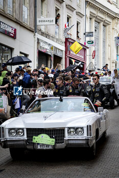 2024-06-14 - 38 RASMUSSEN Oliver (dnk), HANSON Philip (gbr), BUTTON Jenson (gbr), Hertz Team Jota, Porsche 963 #38, Hypercar, FIA WEC, portrait during the Grande Parade des Pilotes of the 2024 24 Hours of Le Mans, 4th round of the 2024 FIA World Endurance Championship, on the Circuit des 24 Heures du Mans, on June 14, 2024 in Le Mans, France - 24 HEURES DU MANS 2024 - PARADE - ENDURANCE - MOTORS