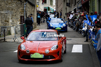 2024-06-14 - Alpine parade during the Grande Parade des Pilotes of the 2024 24 Hours of Le Mans, 4th round of the 2024 FIA World Endurance Championship, on the Circuit des 24 Heures du Mans, on June 14, 2024 in Le Mans, France - 24 HEURES DU MANS 2024 - PARADE - ENDURANCE - MOTORS