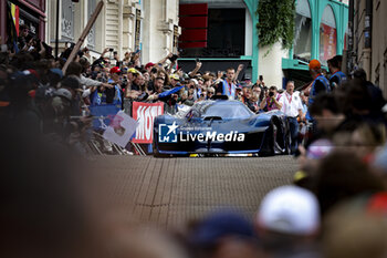 2024-06-14 - Alpenglow Alpine ambiance during the Grande Parade des Pilotes of the 2024 24 Hours of Le Mans, 4th round of the 2024 FIA World Endurance Championship, on the Circuit des 24 Heures du Mans, on June 14, 2024 in Le Mans, France - 24 HEURES DU MANS 2024 - PARADE - ENDURANCE - MOTORS