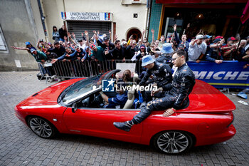 2024-06-14 - 20 VAN DER LINDE Sheldon (zaf), FRIJNS Robin (nld), RAST René (ger), BMW M Team WRT, BMW Hybrid V8 #20, Hypercar, FIA WEC, portrait during the Grande Parade des Pilotes of the 2024 24 Hours of Le Mans, 4th round of the 2024 FIA World Endurance Championship, on the Circuit des 24 Heures du Mans, on June 14, 2024 in Le Mans, France - 24 HEURES DU MANS 2024 - PARADE - ENDURANCE - MOTORS