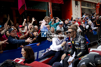 2024-06-14 - BUTTON Jenson (gbr), Hertz Team Jota, Porsche 963 #38, Hypercar, FIA WEC, portrait during the Grande Parade des Pilotes of the 2024 24 Hours of Le Mans, 4th round of the 2024 FIA World Endurance Championship, on the Circuit des 24 Heures du Mans, on June 14, 2024 in Le Mans, France - 24 HEURES DU MANS 2024 - PARADE - ENDURANCE - MOTORS