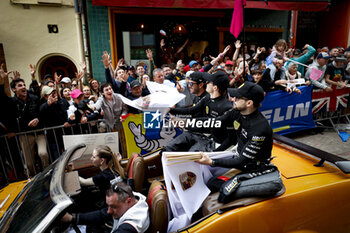 2024-06-14 - 12 STEVENS Will (gbr), ILOTT Callum (gbr), NATO Norman (fra), Hertz Team Jota, Porsche 963 #12, Hypercar, FIA WEC, portrait during the Grande Parade des Pilotes of the 2024 24 Hours of Le Mans, 4th round of the 2024 FIA World Endurance Championship, on the Circuit des 24 Heures du Mans, on June 14, 2024 in Le Mans, France - 24 HEURES DU MANS 2024 - PARADE - ENDURANCE - MOTORS