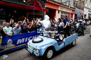 2024-06-14 - ambiance during the Grande Parade des Pilotes of the 2024 24 Hours of Le Mans, 4th round of the 2024 FIA World Endurance Championship, on the Circuit des 24 Heures du Mans, on June 14, 2024 in Le Mans, France - 24 HEURES DU MANS 2024 - PARADE - ENDURANCE - MOTORS