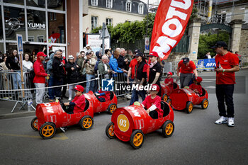 2024-06-14 - ambiance during the Grande Parade des Pilotes of the 2024 24 Hours of Le Mans, 4th round of the 2024 FIA World Endurance Championship, on the Circuit des 24 Heures du Mans, on June 14, 2024 in Le Mans, France - 24 HEURES DU MANS 2024 - PARADE - ENDURANCE - MOTORS