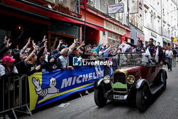 2024-06-14 - 06 ESTRE Kevin (fra), LOTTERER André (ger), VANTHOOR Laurens (bel), Porsche Penske Motorsport, Porsche 963 #06, Hypercar, FIA WEC, portrait during the Grande Parade des Pilotes of the 2024 24 Hours of Le Mans, 4th round of the 2024 FIA World Endurance Championship, on the Circuit des 24 Heures du Mans, on June 14, 2024 in Le Mans, France - 24 HEURES DU MANS 2024 - PARADE - ENDURANCE - MOTORS