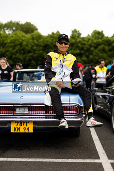 2024-06-14 - KOIZUMI Hiroshi (jpn), TF Sport, Corvette Z06 GT3.R #82, LM GT3, FIA WEC, portrait during the Grande Parade des Pilotes of the 2024 24 Hours of Le Mans, 4th round of the 2024 FIA World Endurance Championship, on the Circuit des 24 Heures du Mans, on June 14, 2024 in Le Mans, France - 24 HEURES DU MANS 2024 - PARADE - ENDURANCE - MOTORS