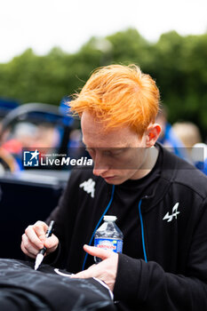 2024-06-14 - MILESI Charles (fra), Alpine Endurance Team #35, Alpine A424, Hypercar, FIA WEC, portrait during the Grande Parade des Pilotes of the 2024 24 Hours of Le Mans, 4th round of the 2024 FIA World Endurance Championship, on the Circuit des 24 Heures du Mans, on June 14, 2024 in Le Mans, France - 24 HEURES DU MANS 2024 - PARADE - ENDURANCE - MOTORS