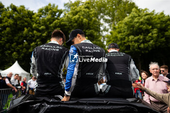 2024-06-14 - PALOU Alex (spa), Cadillac Racing, Cadillac V-Series.R #02, Hypercar, FIA WEC, portrait during the Grande Parade des Pilotes of the 2024 24 Hours of Le Mans, 4th round of the 2024 FIA World Endurance Championship, on the Circuit des 24 Heures du Mans, on June 14, 2024 in Le Mans, France - 24 HEURES DU MANS 2024 - PARADE - ENDURANCE - MOTORS