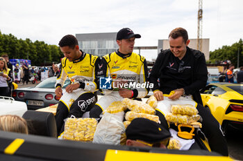 2024-06-14 - ANDRADE Rui (ang), TF Sport, Corvette Z06 GT3.R #81, LM GT3, FIA WEC, portrait, VAN ROMPUY Tom (bel), TF Sport, Corvette Z06 GT3.R #81, LM GT3, FIA WEC, portrait, EASTWOOD Charlie (irl), TF Sport, Corvette Z06 GT3.R #81, LM GT3, FIA WEC, portrait during the Grande Parade des Pilotes of the 2024 24 Hours of Le Mans, 4th round of the 2024 FIA World Endurance Championship, on the Circuit des 24 Heures du Mans, on June 14, 2024 in Le Mans, France - 24 HEURES DU MANS 2024 - PARADE - ENDURANCE - MOTORS