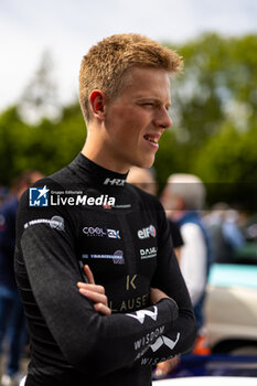 2024-06-14 - JAKOBSEN Malthe (dnk), New Peugeot Reserve Driver, portrait during the Grande Parade des Pilotes of the 2024 24 Hours of Le Mans, 4th round of the 2024 FIA World Endurance Championship, on the Circuit des 24 Heures du Mans, on June 14, 2024 in Le Mans, France - 24 HEURES DU MANS 2024 - PARADE - ENDURANCE - MOTORS