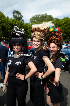 2024-06-14 - Fans during the Grande Parade des Pilotes of the 2024 24 Hours of Le Mans, 4th round of the 2024 FIA World Endurance Championship, on the Circuit des 24 Heures du Mans, on June 14, 2024 in Le Mans, France - 24 HEURES DU MANS 2024 - PARADE - ENDURANCE - MOTORS