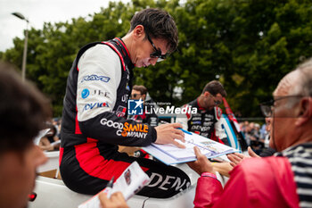 2024-06-14 - KOBAYASHI Kamui (jpn), Toyota Gazoo Racing, Toyota GR010 - Hybrid #07, Hypercar, FIA WEC, portrait during the Grande Parade des Pilotes of the 2024 24 Hours of Le Mans, 4th round of the 2024 FIA World Endurance Championship, on the Circuit des 24 Heures du Mans, on June 14, 2024 in Le Mans, France - 24 HEURES DU MANS 2024 - PARADE - ENDURANCE - MOTORS