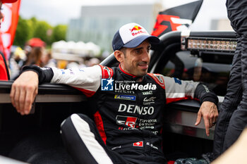 2024-06-14 - BUEMI Sébastien (swi), Toyota Gazoo Racing, Toyota GR010 - Hybrid #08, Hypercar, FIA WEC, portrait during the Grande Parade des Pilotes of the 2024 24 Hours of Le Mans, 4th round of the 2024 FIA World Endurance Championship, on the Circuit des 24 Heures du Mans, on June 14, 2024 in Le Mans, France - 24 HEURES DU MANS 2024 - PARADE - ENDURANCE - MOTORS