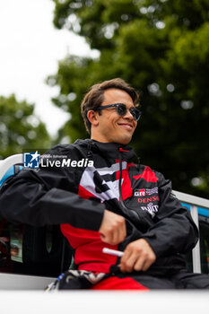 2024-06-14 - DE VRIES Nyck (nld), Toyota Gazoo Racing, Toyota GR010 - Hybrid #07, Hypercar, FIA WEC, portrait during the Grande Parade des Pilotes of the 2024 24 Hours of Le Mans, 4th round of the 2024 FIA World Endurance Championship, on the Circuit des 24 Heures du Mans, on June 14, 2024 in Le Mans, France - 24 HEURES DU MANS 2024 - PARADE - ENDURANCE - MOTORS