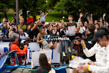 2024-06-14 - Fans during the Grande Parade des Pilotes of the 2024 24 Hours of Le Mans, 4th round of the 2024 FIA World Endurance Championship, on the Circuit des 24 Heures du Mans, on June 14, 2024 in Le Mans, France - 24 HEURES DU MANS 2024 - PARADE - ENDURANCE - MOTORS