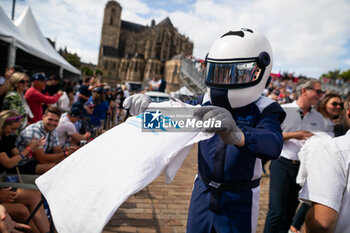 2024-06-14 - Ambiance during the Grande Parade des Pilotes of the 2024 24 Hours of Le Mans, 4th round of the 2024 FIA World Endurance Championship, on the Circuit des 24 Heures du Mans, on June 14, 2024 in Le Mans, France - 24 HEURES DU MANS 2024 - PARADE - ENDURANCE - MOTORS