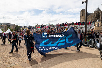 2024-06-14 - Ambiance during the Grande Parade des Pilotes of the 2024 24 Hours of Le Mans, 4th round of the 2024 FIA World Endurance Championship, on the Circuit des 24 Heures du Mans, on June 14, 2024 in Le Mans, France - 24 HEURES DU MANS 2024 - PARADE - ENDURANCE - MOTORS