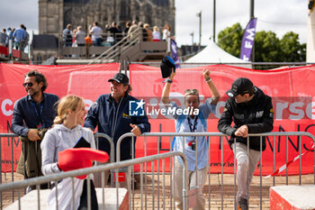 2024-06-14 - Fans during the Grande Parade des Pilotes of the 2024 24 Hours of Le Mans, 4th round of the 2024 FIA World Endurance Championship, on the Circuit des 24 Heures du Mans, on June 14, 2024 in Le Mans, France - 24 HEURES DU MANS 2024 - PARADE - ENDURANCE - MOTORS