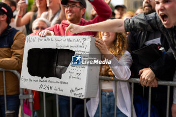 2024-06-14 - Fans during the Grande Parade des Pilotes of the 2024 24 Hours of Le Mans, 4th round of the 2024 FIA World Endurance Championship, on the Circuit des 24 Heures du Mans, on June 14, 2024 in Le Mans, France - 24 HEURES DU MANS 2024 - PARADE - ENDURANCE - MOTORS