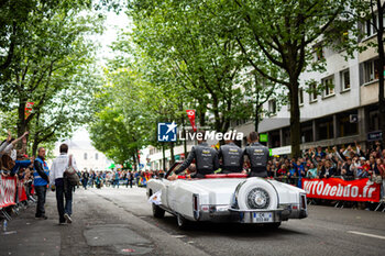 2024-06-14 - 38 RASMUSSEN Oliver (dnk), HANSON Philip (gbr), BUTTON Jenson (gbr), Hertz Team Jota, Porsche 963 #38, Hypercar, FIA WEC, action during the Grande Parade des Pilotes of the 2024 24 Hours of Le Mans, 4th round of the 2024 FIA World Endurance Championship, on the Circuit des 24 Heures du Mans, on June 14, 2024 in Le Mans, France - 24 HEURES DU MANS 2024 - PARADE - ENDURANCE - MOTORS