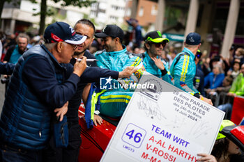 2024-06-14 - Fans during the Grande Parade des Pilotes of the 2024 24 Hours of Le Mans, 4th round of the 2024 FIA World Endurance Championship, on the Circuit des 24 Heures du Mans, on June 14, 2024 in Le Mans, France - 24 HEURES DU MANS 2024 - PARADE - ENDURANCE - MOTORS