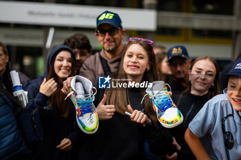 2024-06-14 - Fans during the Grande Parade des Pilotes of the 2024 24 Hours of Le Mans, 4th round of the 2024 FIA World Endurance Championship, on the Circuit des 24 Heures du Mans, on June 14, 2024 in Le Mans, France - 24 HEURES DU MANS 2024 - PARADE - ENDURANCE - MOTORS