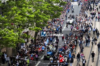 2024-06-14 - Atmosphere, ambiance during the Grande Parade des Pilotes of the 2024 24 Hours of Le Mans, 4th round of the 2024 FIA World Endurance Championship, on the Circuit des 24 Heures du Mans, on June 14, 2024 in Le Mans, France - 24 HEURES DU MANS 2024 - PARADE - ENDURANCE - MOTORS